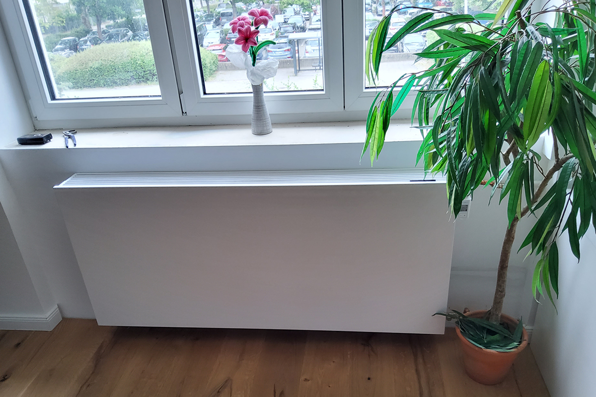 Heizkörper am Fenster im Wohnzimmer