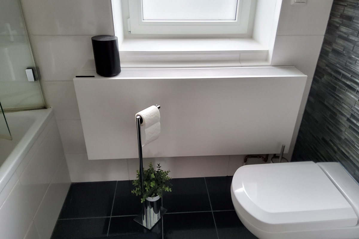 Heizkörper am Fenster im Badezimmer