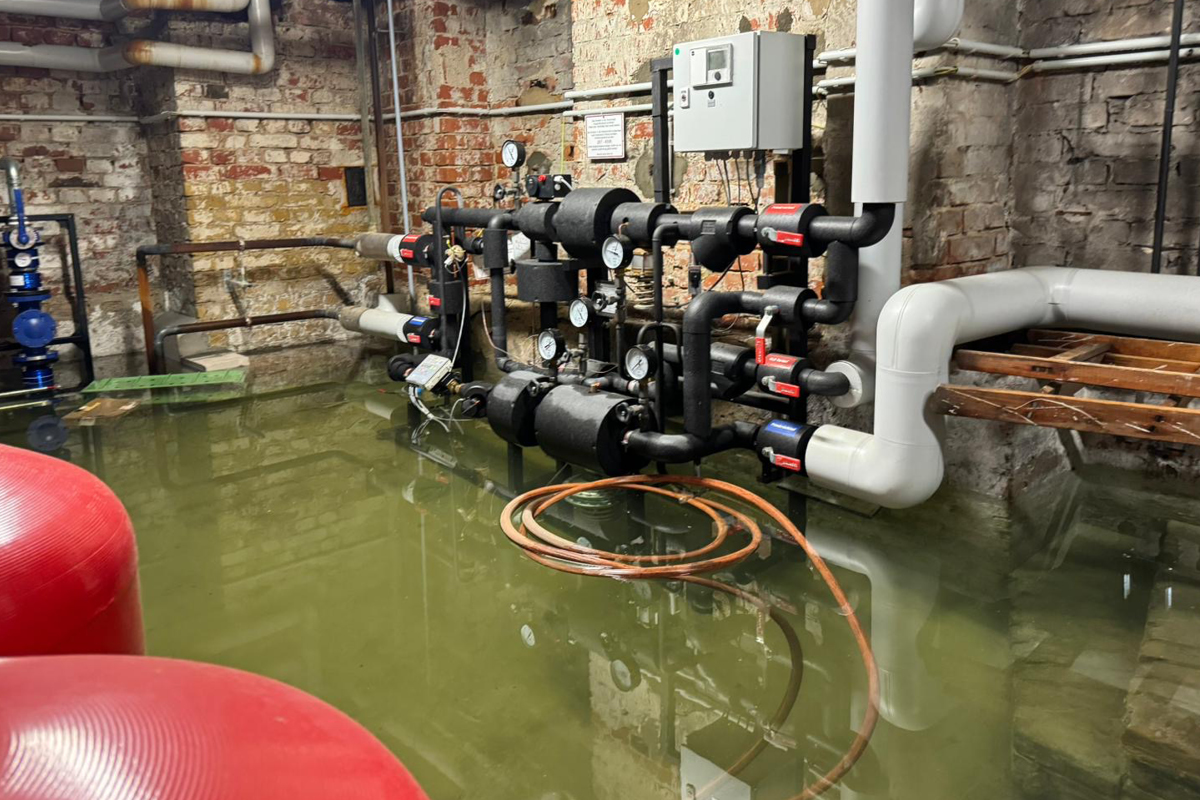 Heizungskeller voll mit Wasser